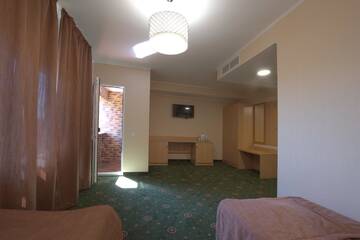 Просторный двухместный номер с 2 отдельными кроватями в Отеле Advenus Hotel